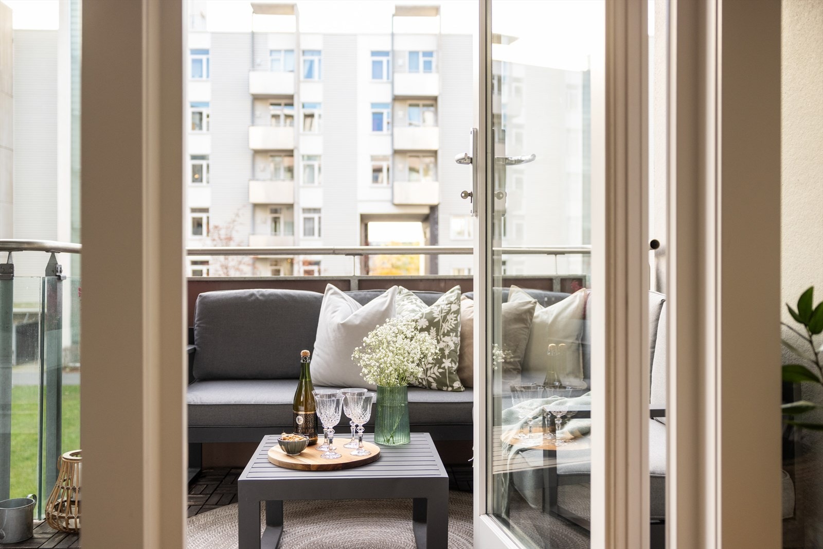 Fra stuen er det utgang til en balkong som vender mot et rolig gårdsrom. Galleribilde