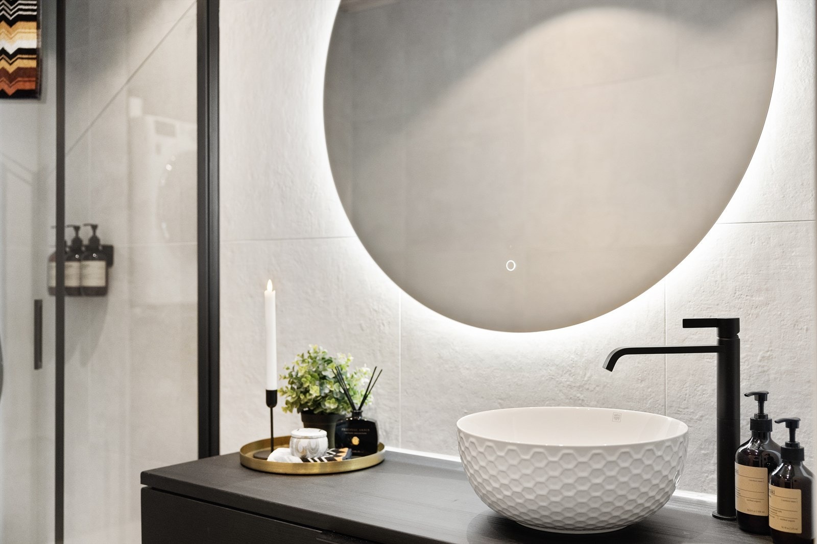 Badet består av servantskap med glatte, folierte fronter og servantbolle på benk. Galleribilde