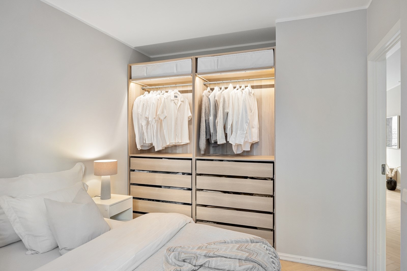 Det er gode oppbevaringsmuligheter i et åpent PAX-garderobeskap fra IKEA. Galleribilde