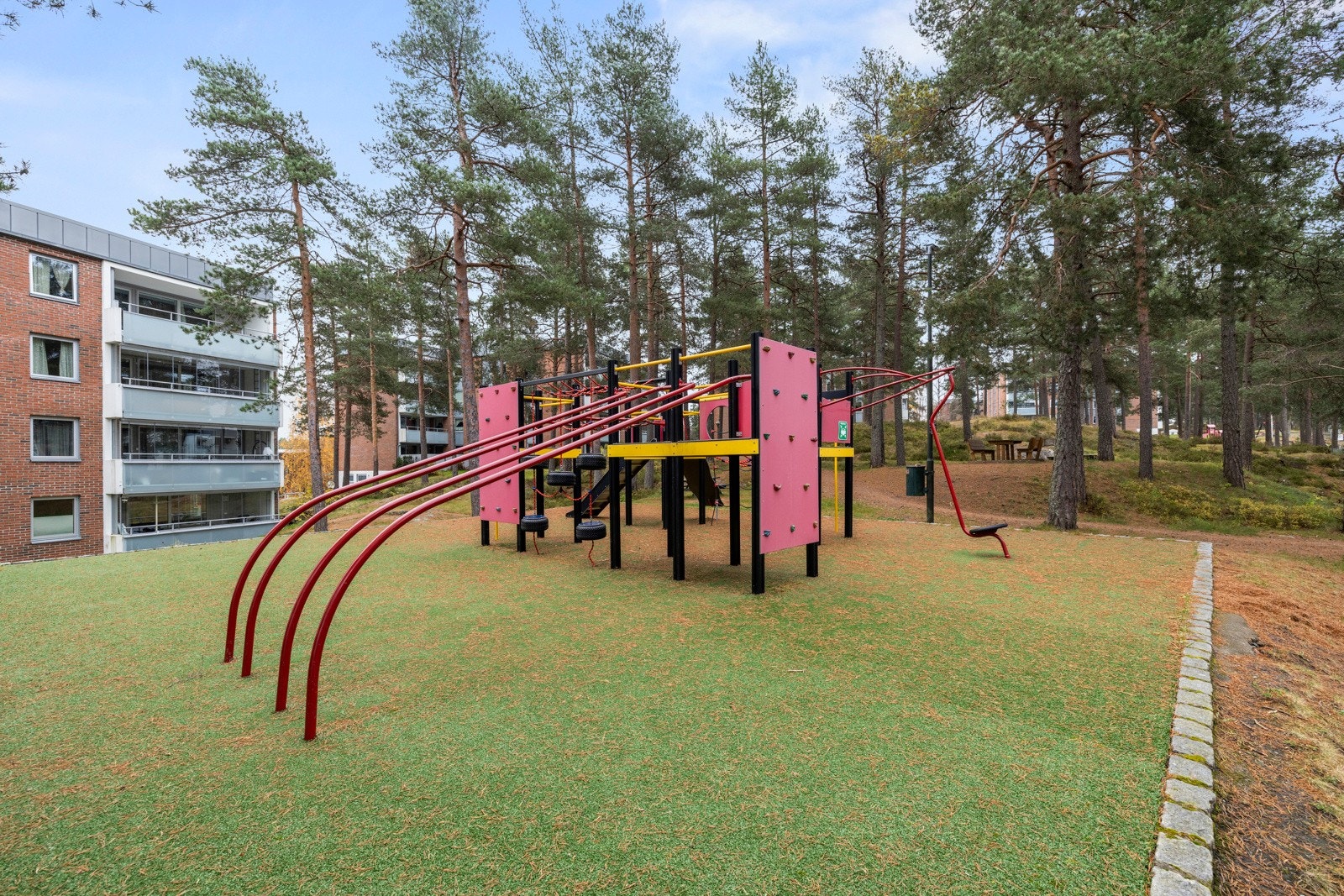 Mellom bygningene er det lekeapparater og sittebenker til felles anvendelse Galleribilde