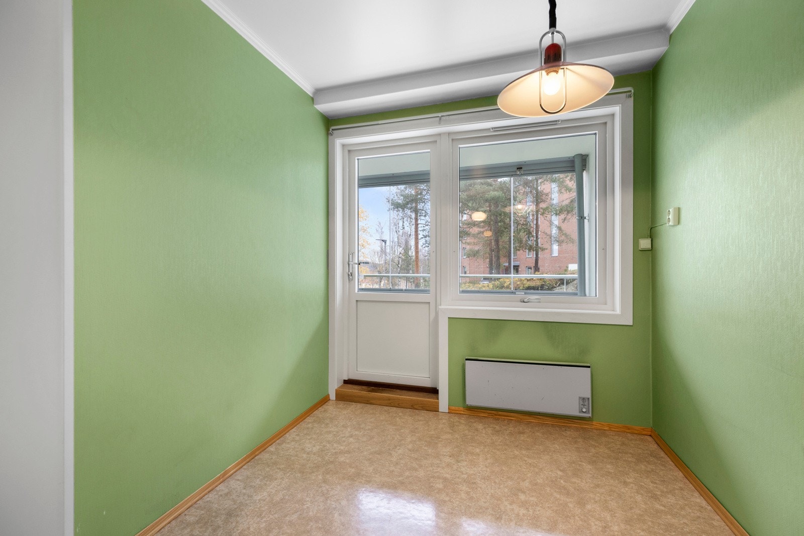 Fra kjøkkenet er det utgang til en nordøstvendt, innglasset balkong på ca. 11 kvm Galleribilde