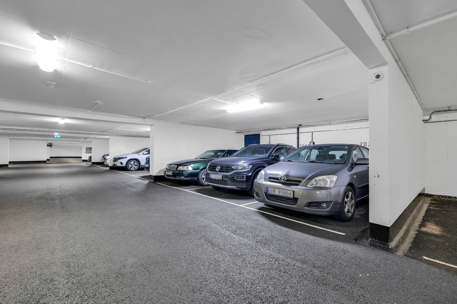Leiligheten har egen parkeringsplass i garasje med elbillader Galleribilde