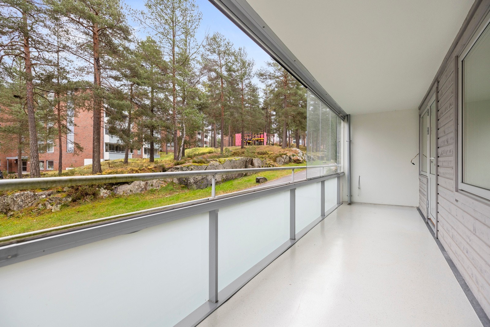 Balkongen er innglasset og romslig Galleribilde