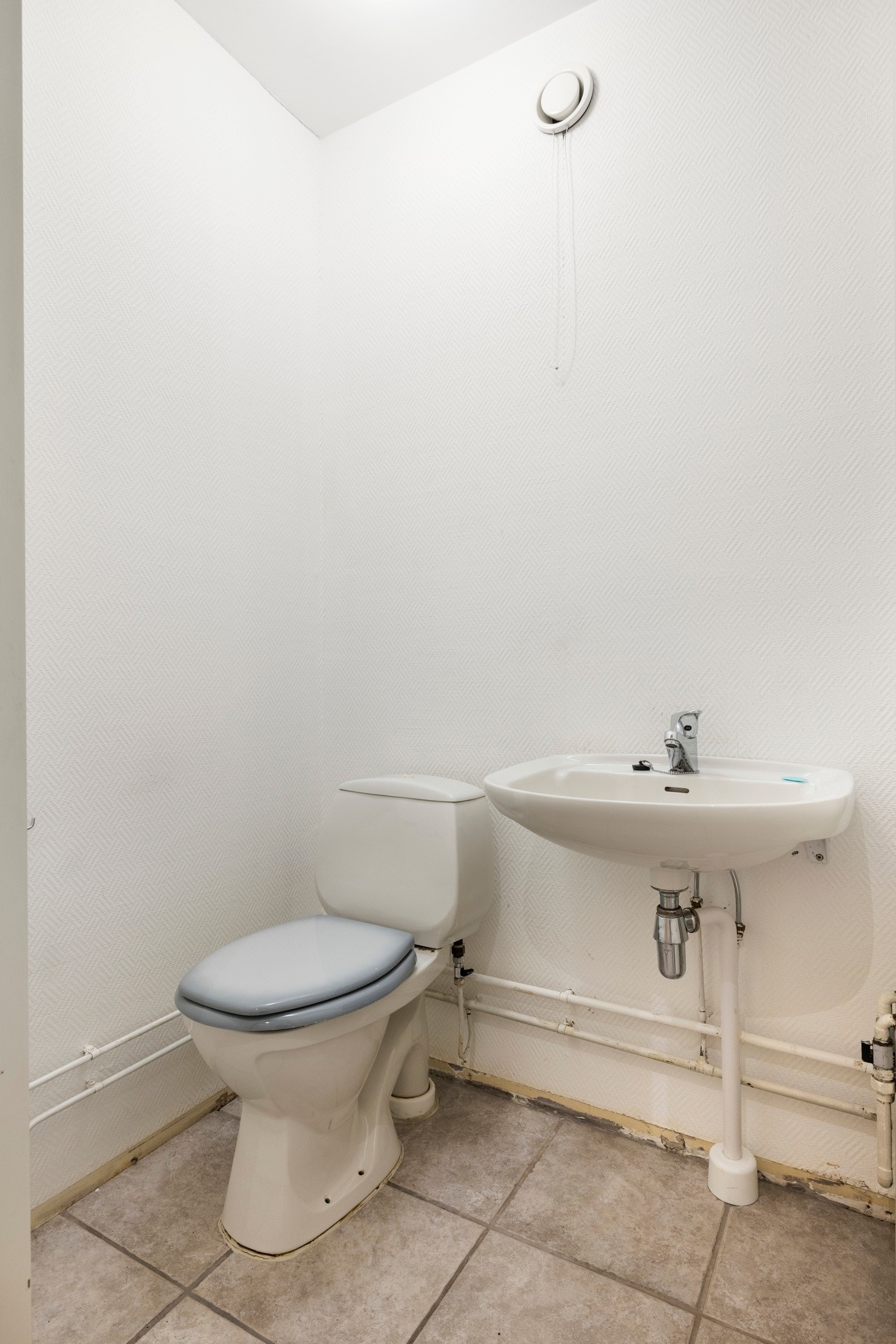 Wc-rommet ligger vegg-i-vegg med badet og har toalett og servant Galleribilde