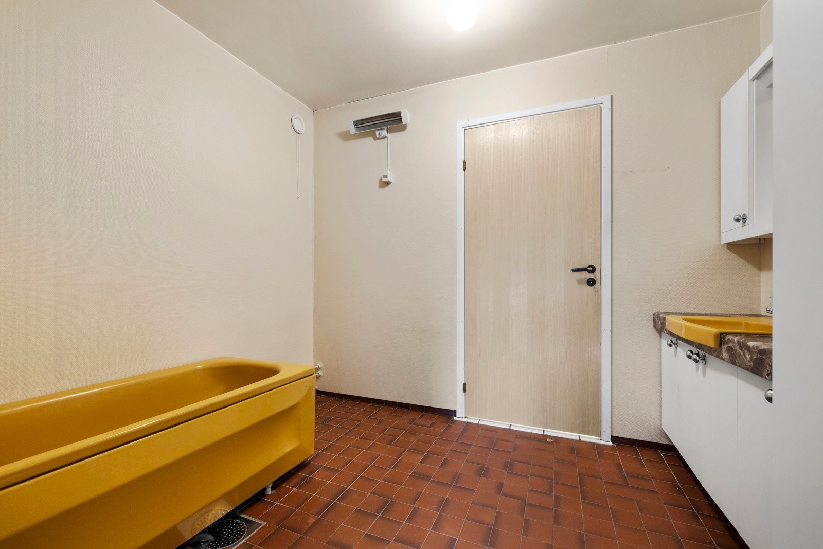 Leiligheten inneholder et bad/vaskerom og et wc-rom - begge i hendig tilknytning til entreen Galleribilde