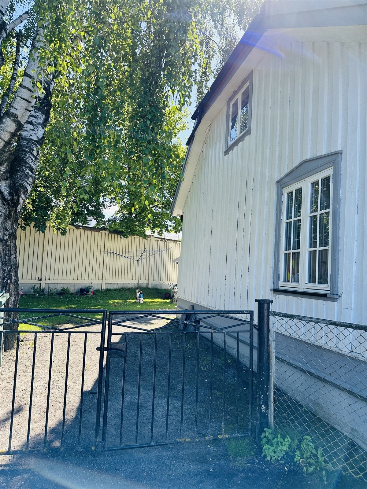 Innkjørsel og parkering på eget gårdstun Galleribilde