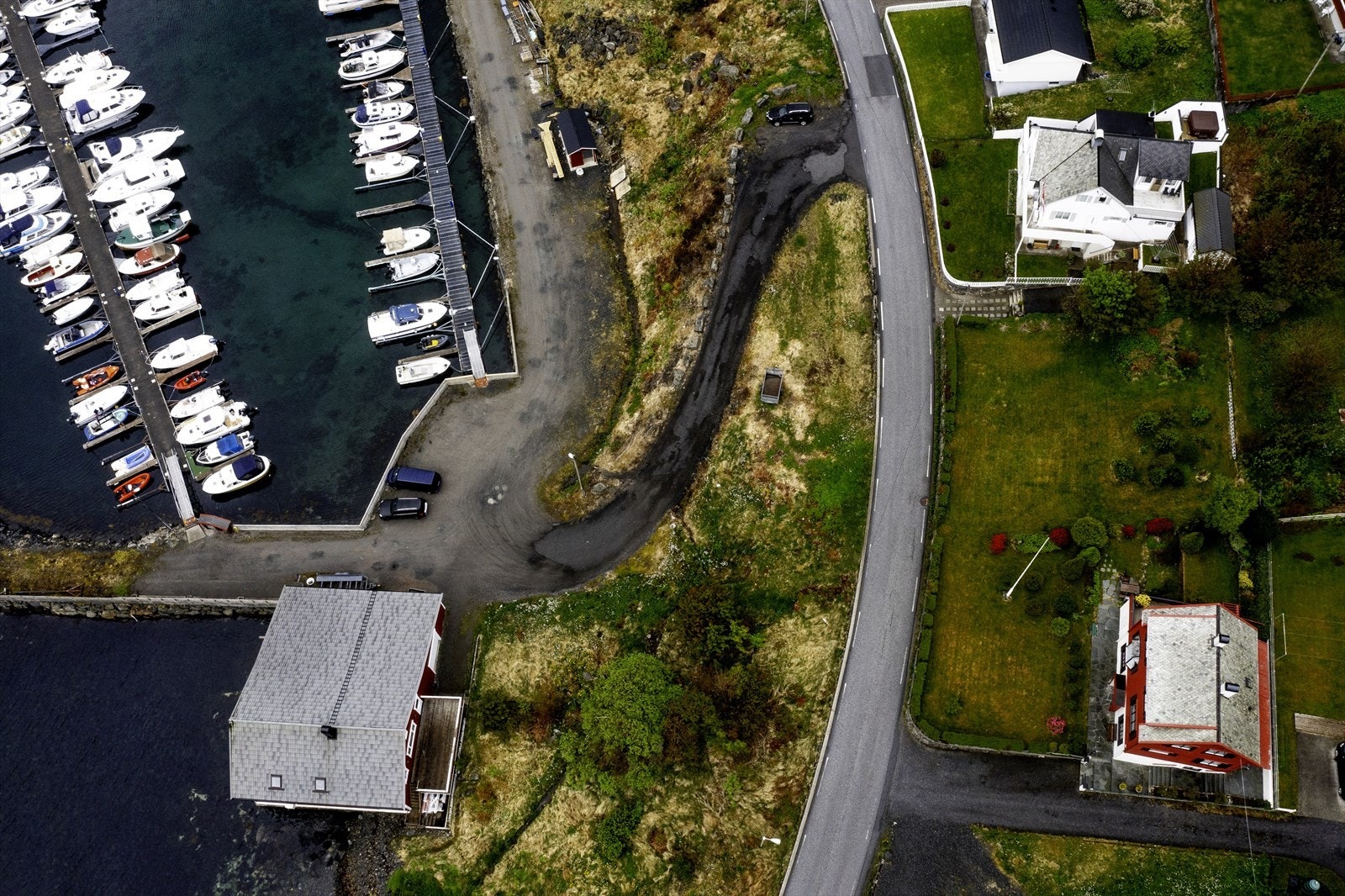 Eiendommen ligger solrikt til med utsikt mot sjøen og småbåthavna Galleribilde