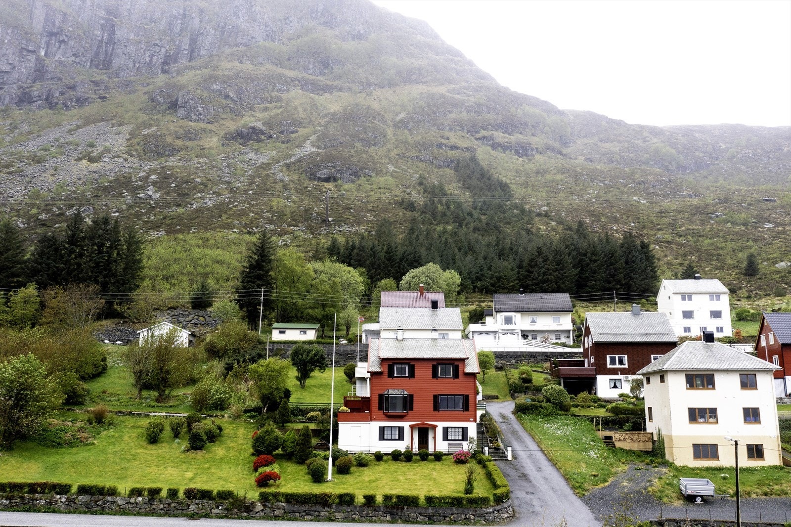 Pent opparbeidet hage med plen, terrasse og prydbusker Galleribilde