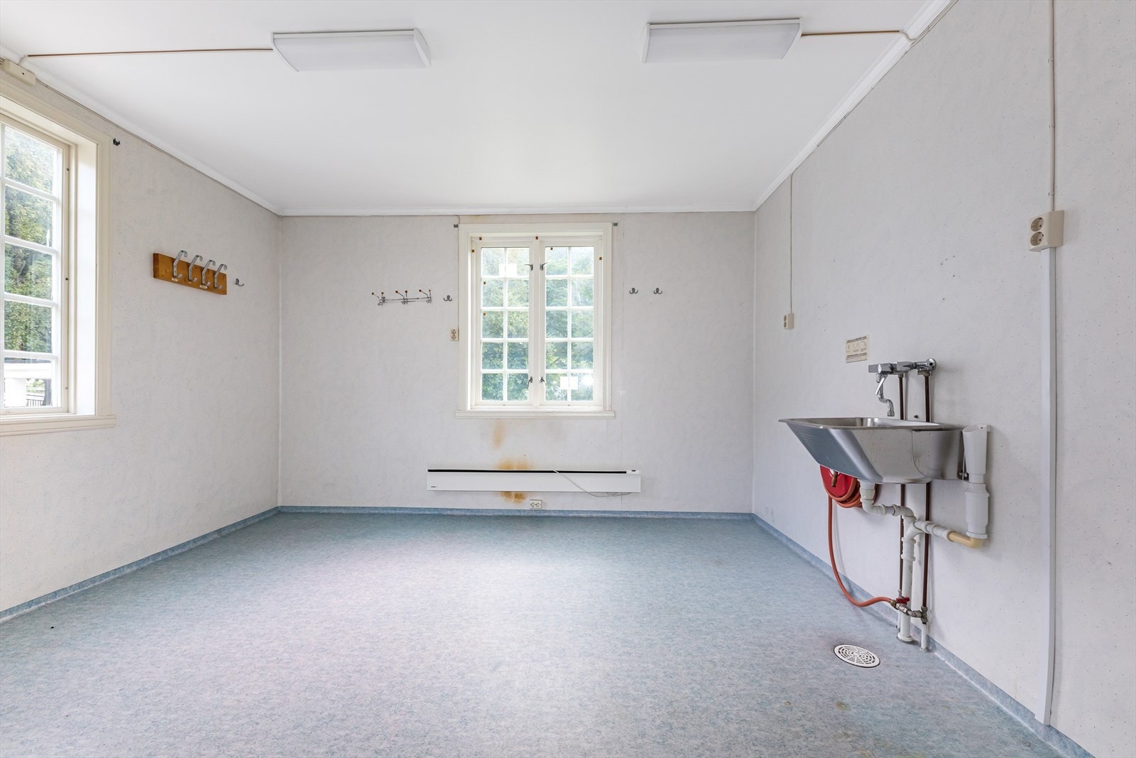 Vaskerommet er stort og innreia med stålkum og opplegg for vaskemaskin. Galleribilde