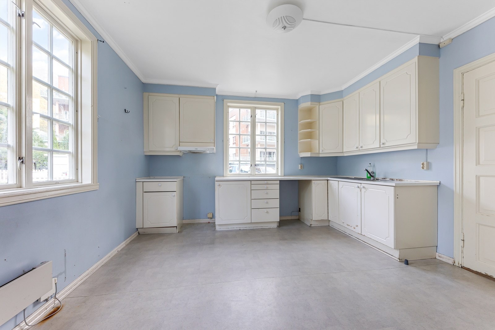 Stort kjøkken med god benke- og skåpplass Galleribilde