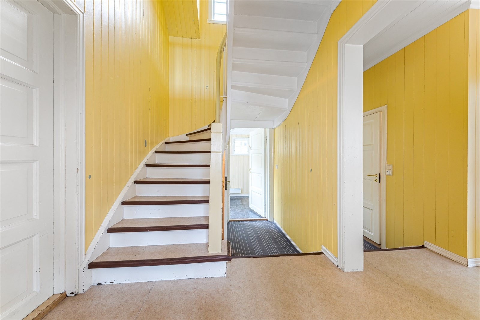 Gang med trapp til 2. etasje i opa løysing med gangen Galleribilde