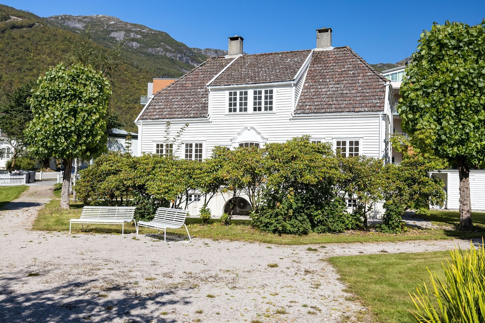 Fellesarealet har fine plenar, leikeplass, fontene og gruslagde gangstiar Galleribilde