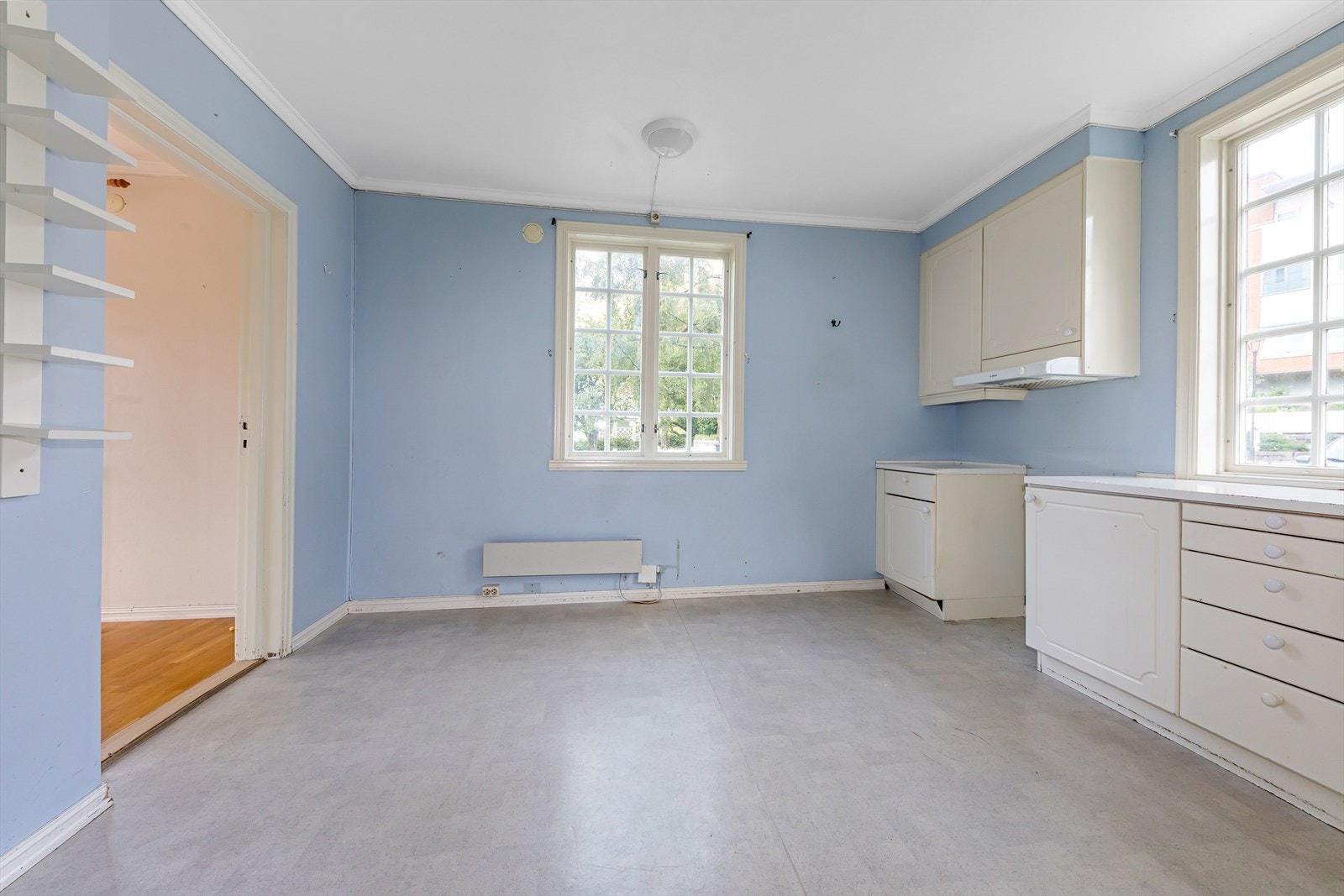 Det er plass til spisebord på kjøkkenet Galleribilde