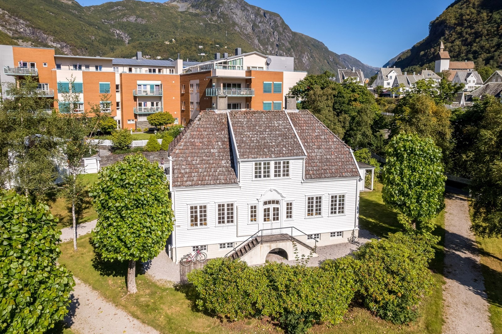 Stor, herskapeleg einebustad i parken Galleribilde