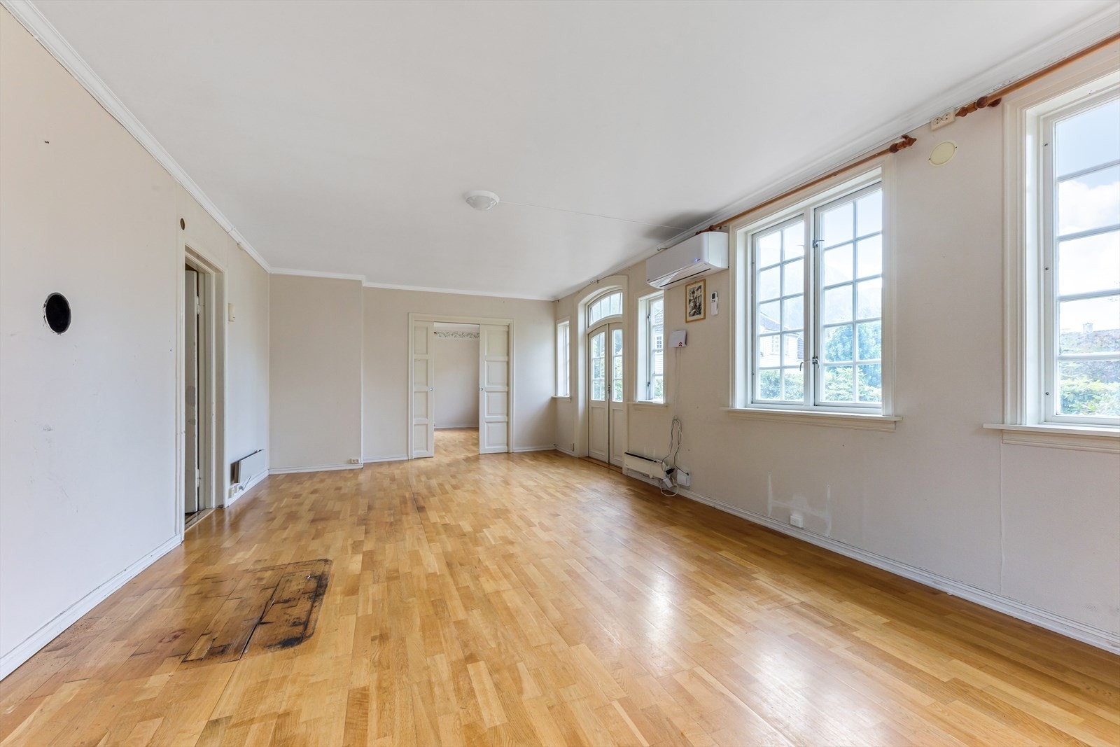 Stovene ligg langs fasaden mot fellesareal med plen og gruslagde gangstiar Galleribilde