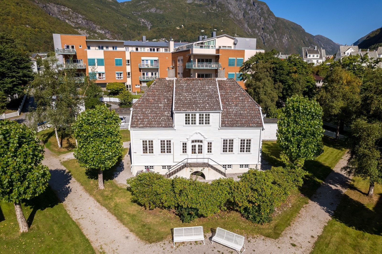 Stor, herskapeleg einebustad i parken Galleribilde