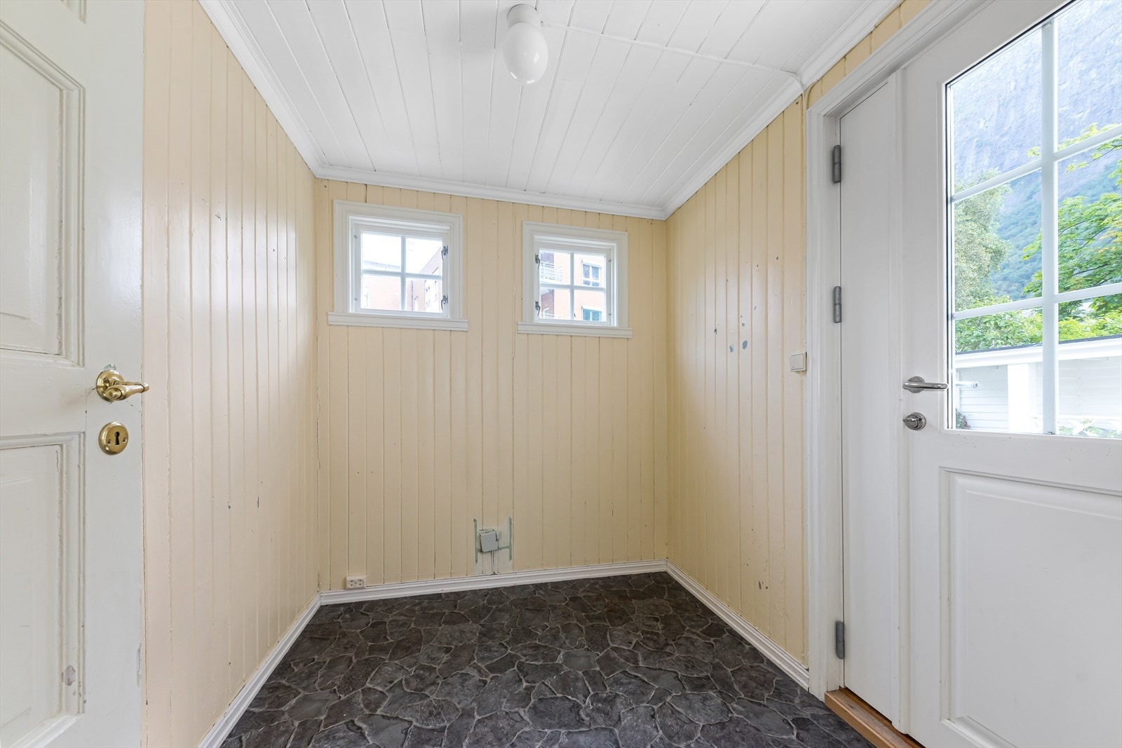 Biinngang - det er to inngangsparti i bustaden. Galleribilde