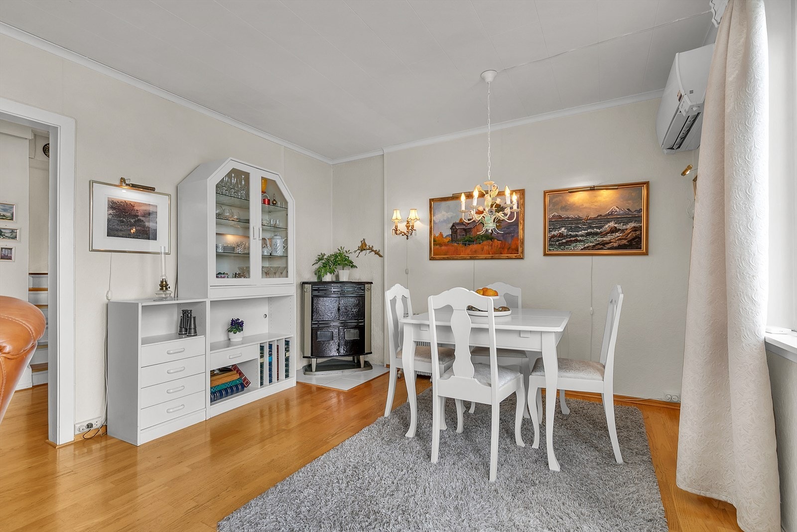 I stue er det mulighet for møblering med spisegruppe Galleribilde