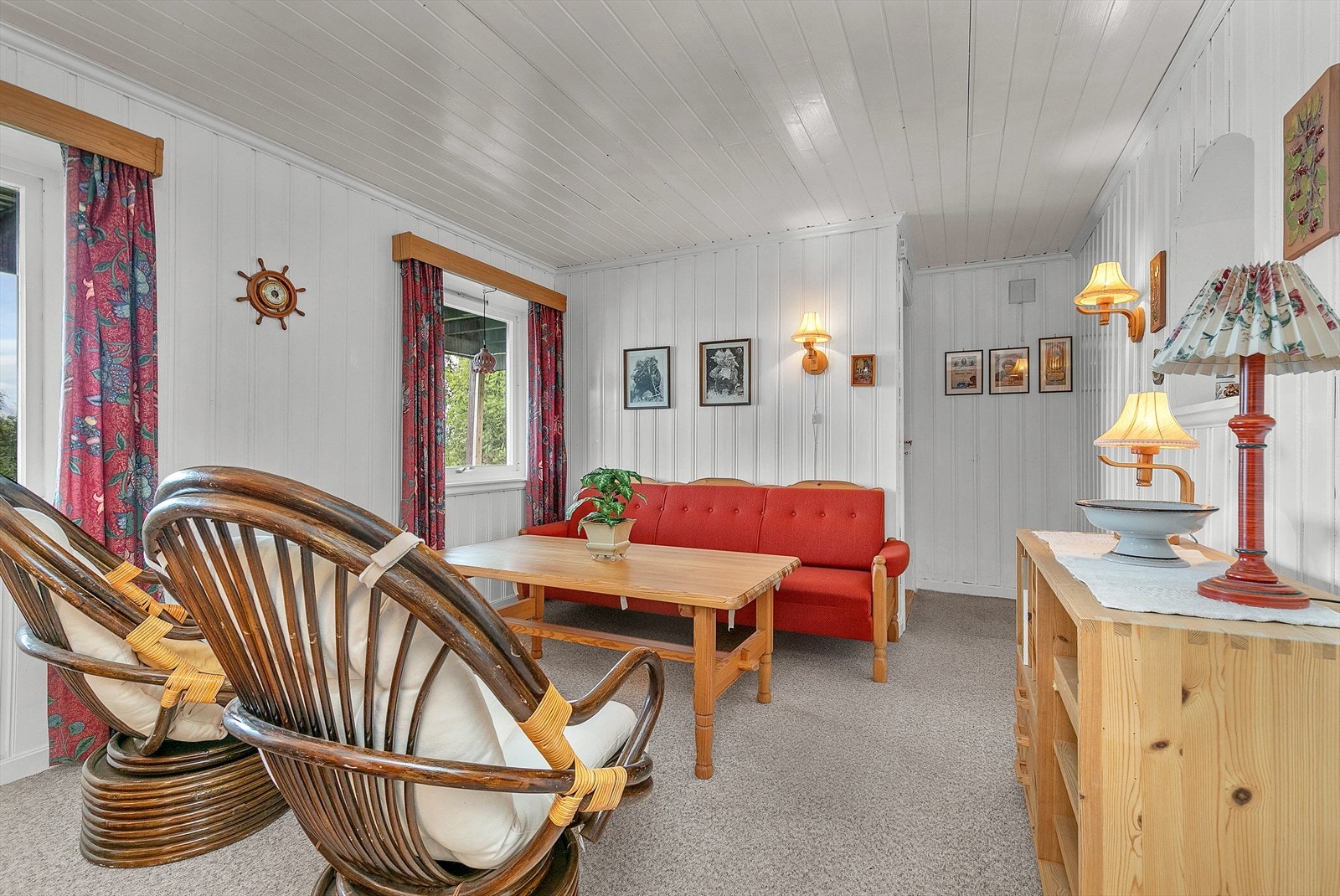 Fra kjellerstue er det også utgangsdør til hagen på nedsiden av boligen Galleribilde