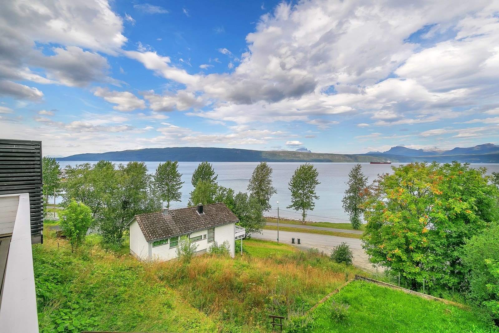 Fra veranda er det god utsikt over Ofotfjorden og mot Vegglandet Galleribilde