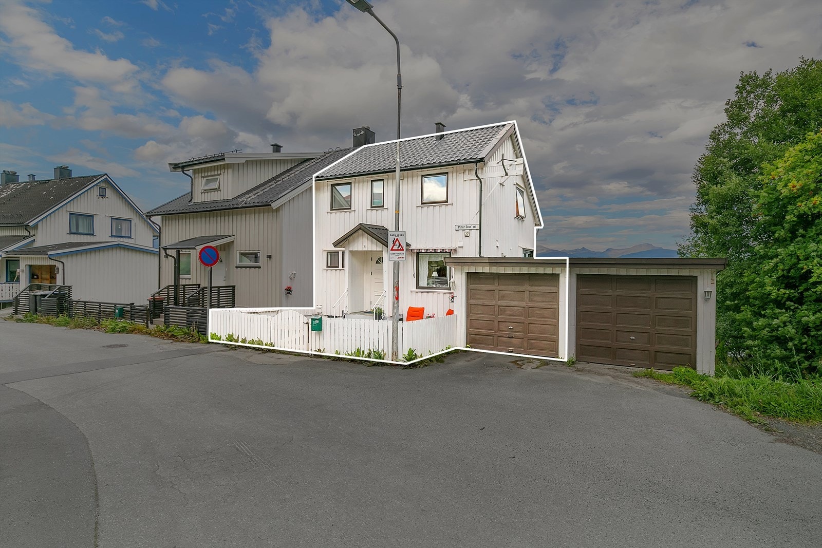 Halvpart av en tomannsbolig med en garasje beliggende i Taraldsvik Galleribilde