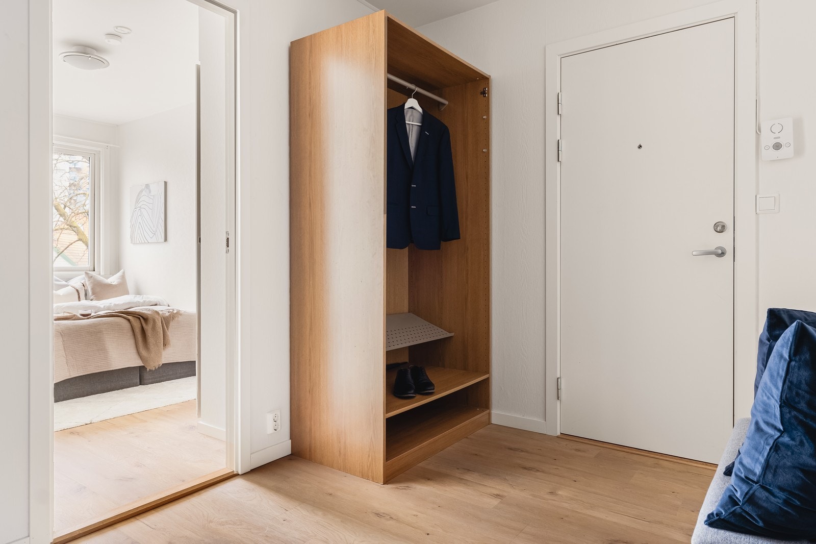 Lys og fin entre- Innbydende innredet med garderobeløsning Galleribilde