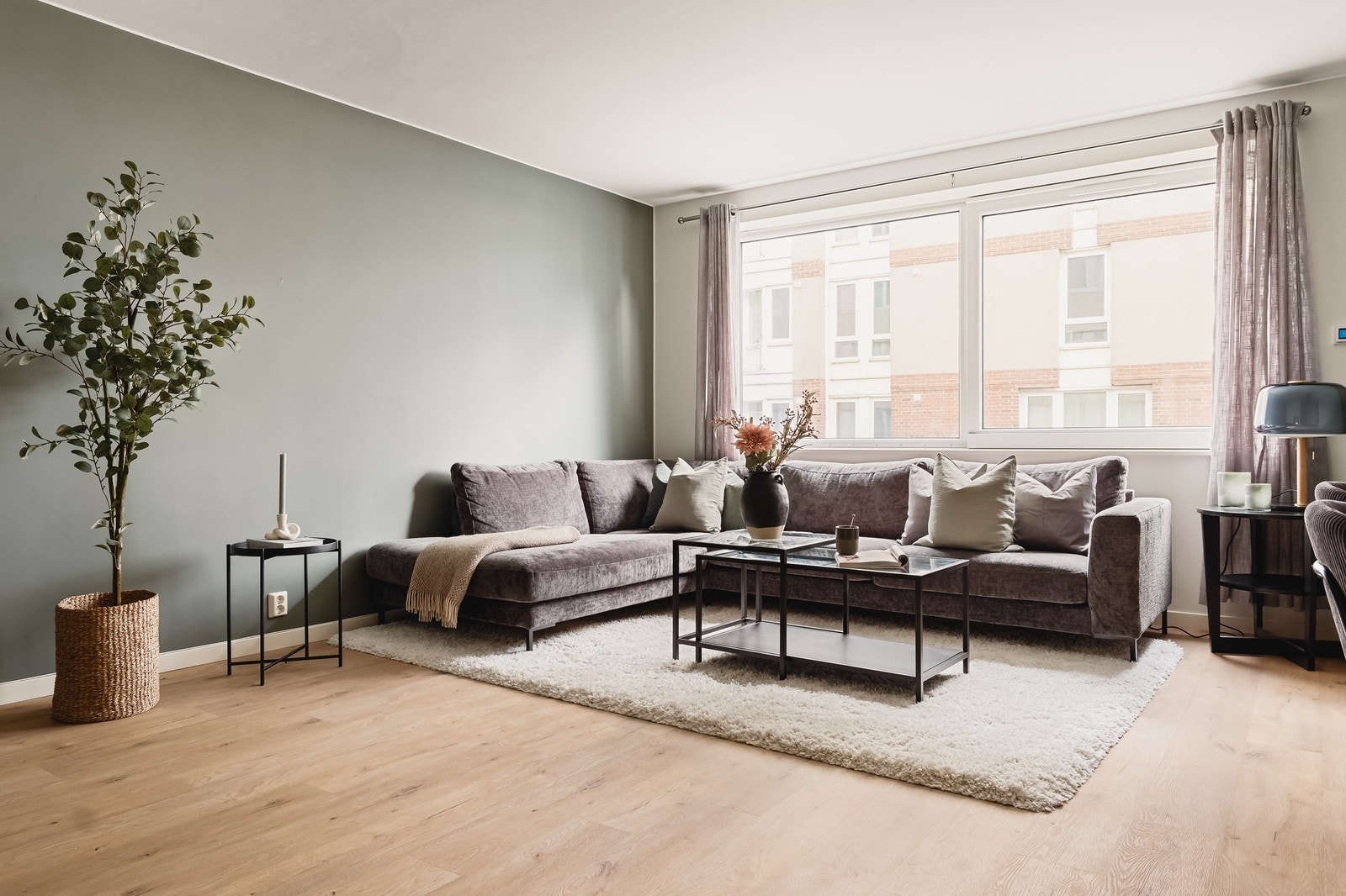 Velkommen til Dreggsallmenningen! Lys og fin stue med store vinduer med godt innslipp av lys. Galleribilde