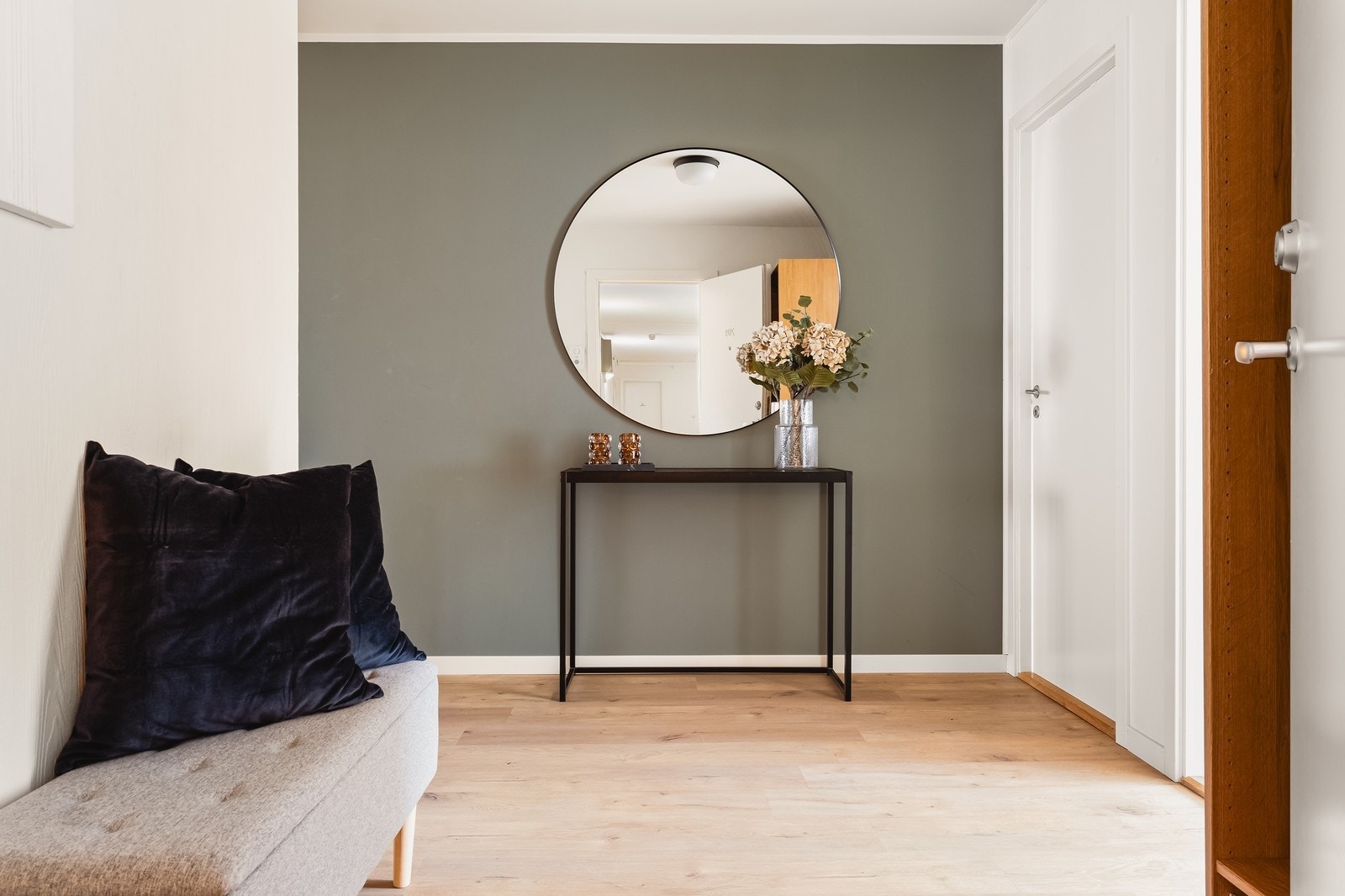 Entre: Entreen sett i fra inngangsdøren. Benk og sminkebord med speil. Galleribilde