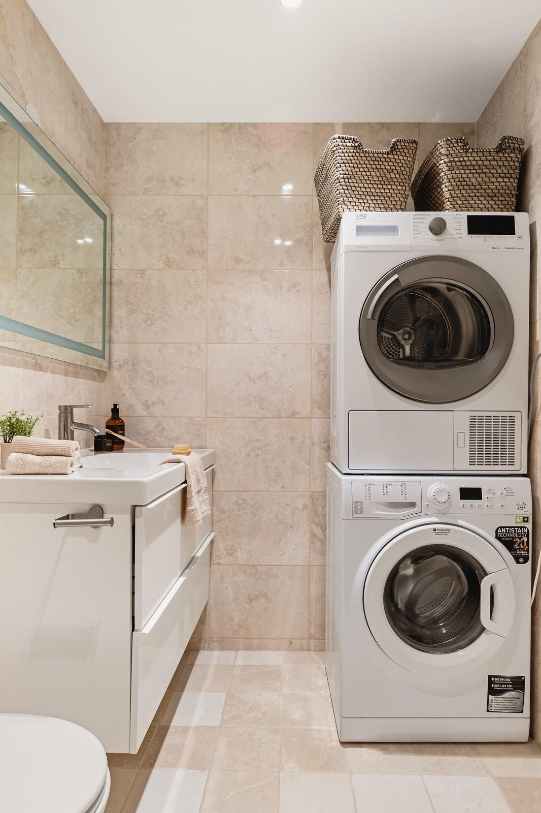 Baderom: Helfliset og fint baderom med baderomsinnredning, dusj og wc. Vaskemaskin og tørketrommel. Galleribilde