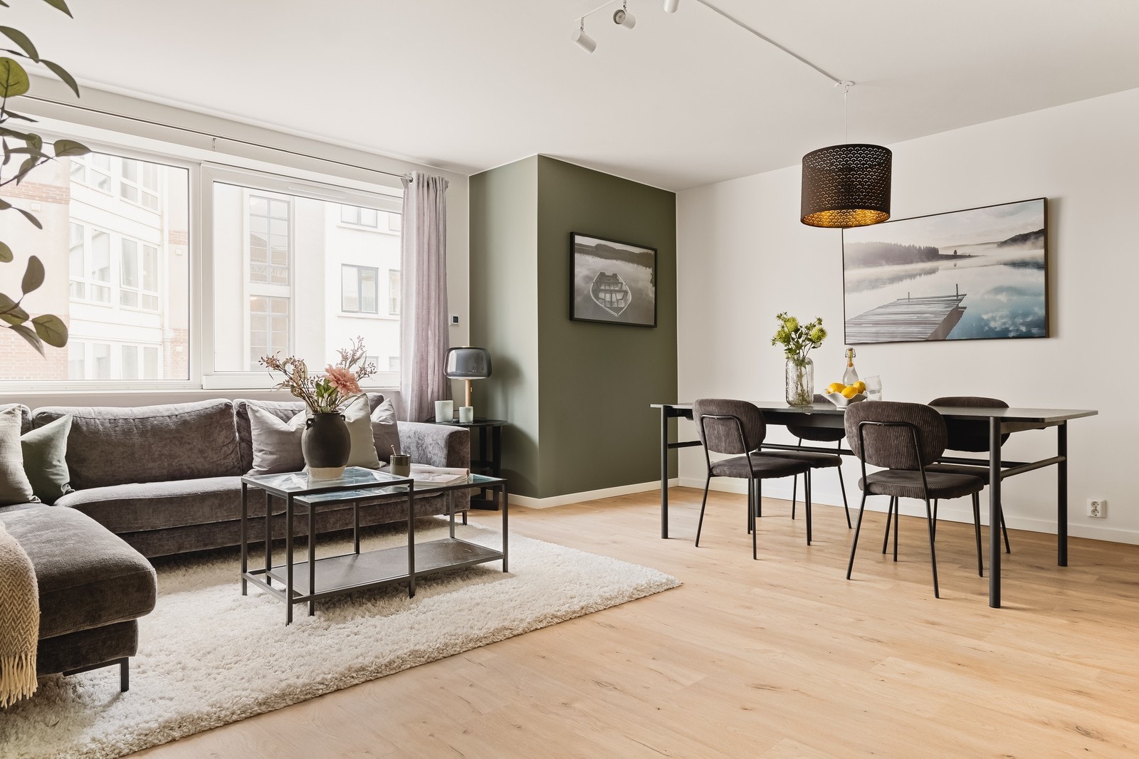 Stue: Stuen er innredet med sofa, bord og spisebord med 4 stoler som vist på bildet. Galleribilde