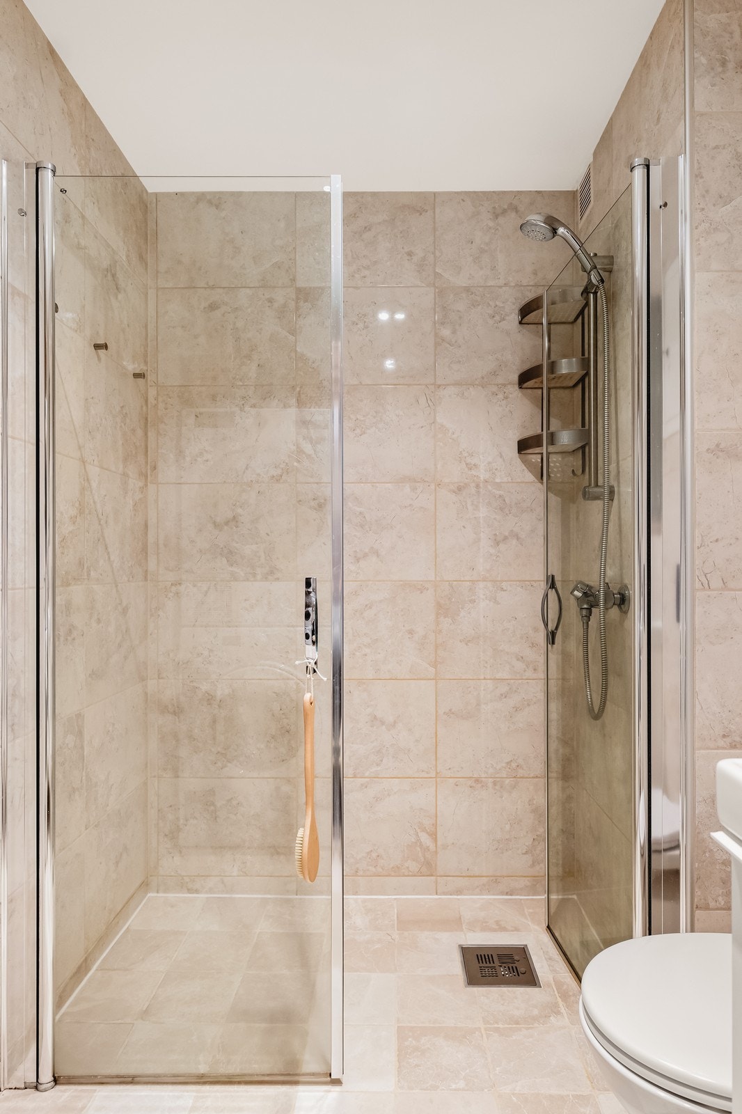 Bad: Helfliset lyst og pent baderom. Galleribilde