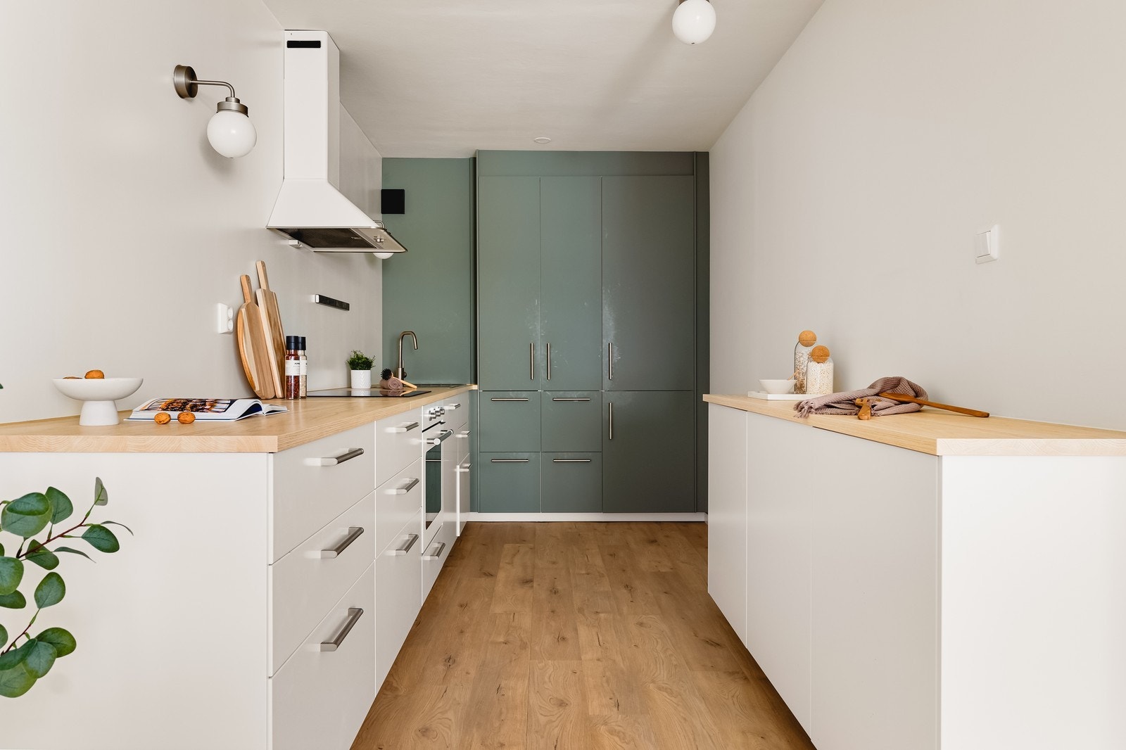 Kjøkkenet er innredet med det mest nødvendige kjøkkenutstyet. Galleribilde