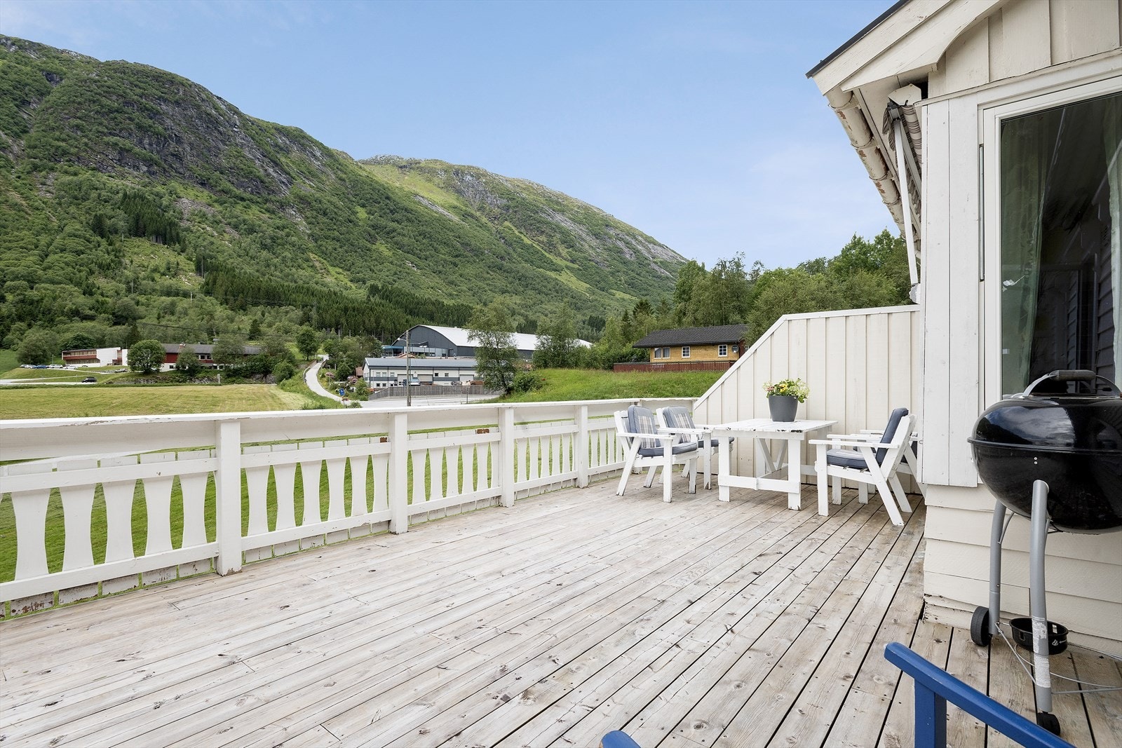 Vestvendt terrasse på heile 35 kvm Galleribilde