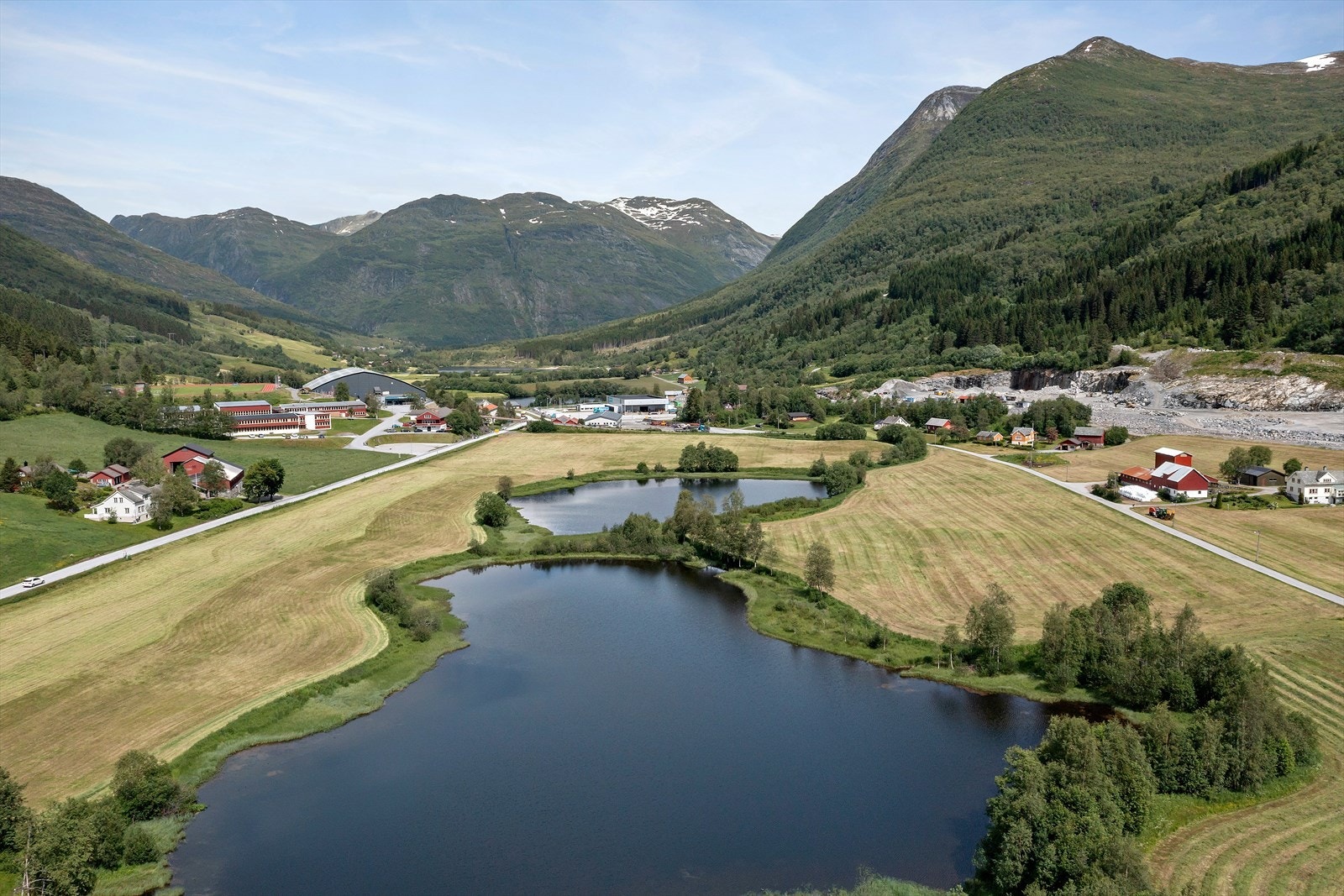 Eigedomen har flott plassering like ved Fuglevatnet med nærleik til Skei skule og Skei Stadion Galleribilde