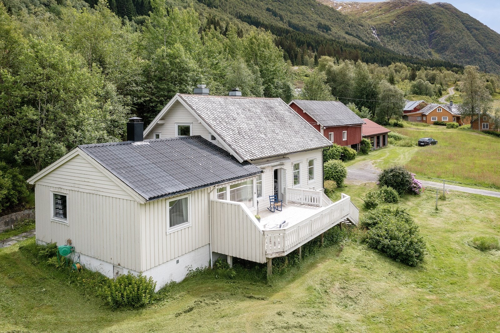 Bustadhuset er opprinneleg frå 1905 med eit påbygg frå 70-talet Galleribilde