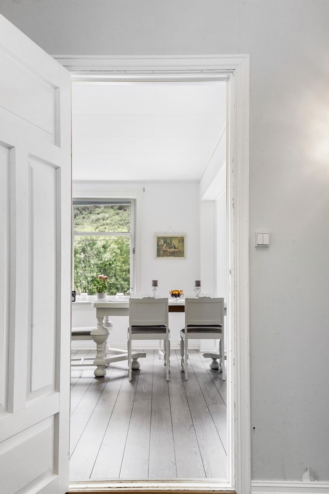 Frå hallen er det tilkomst til spisestove og stove Galleribilde