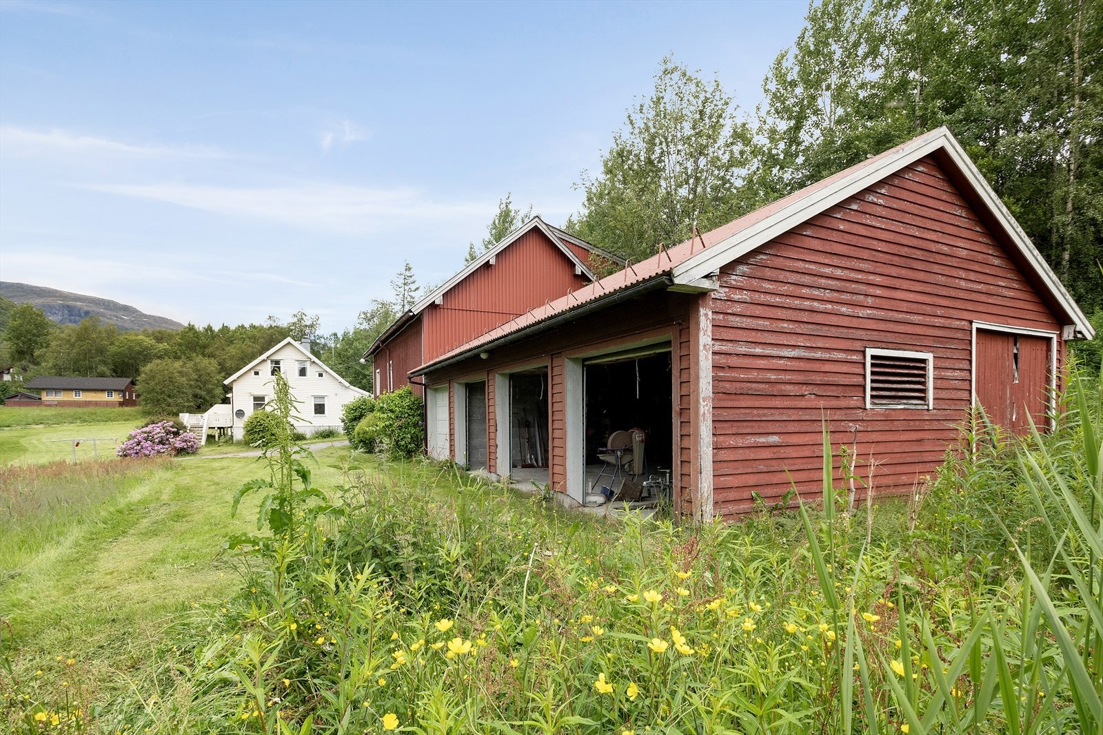 Stort garasjebygg og driftsbyning med god plass til lagring, parkering og hobby Galleribilde