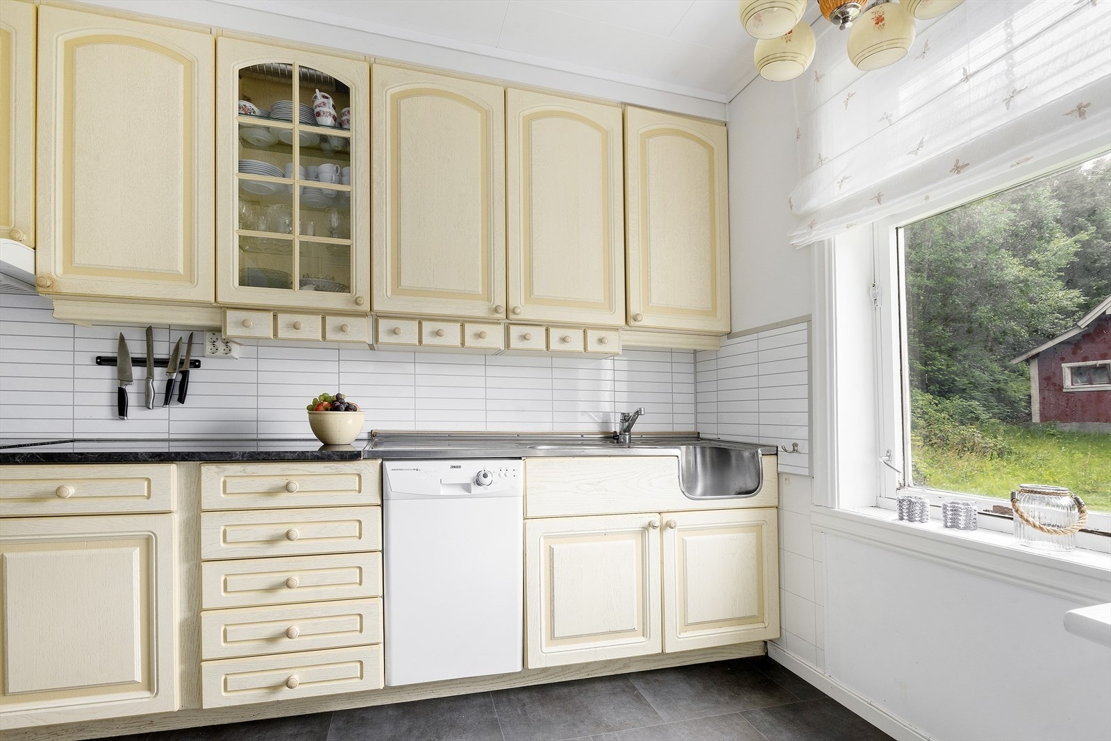 Kjøkkeninnreiing med profilerte frontar, laminer benkeplate og kitchenboards mellom over- og underskap Galleribilde