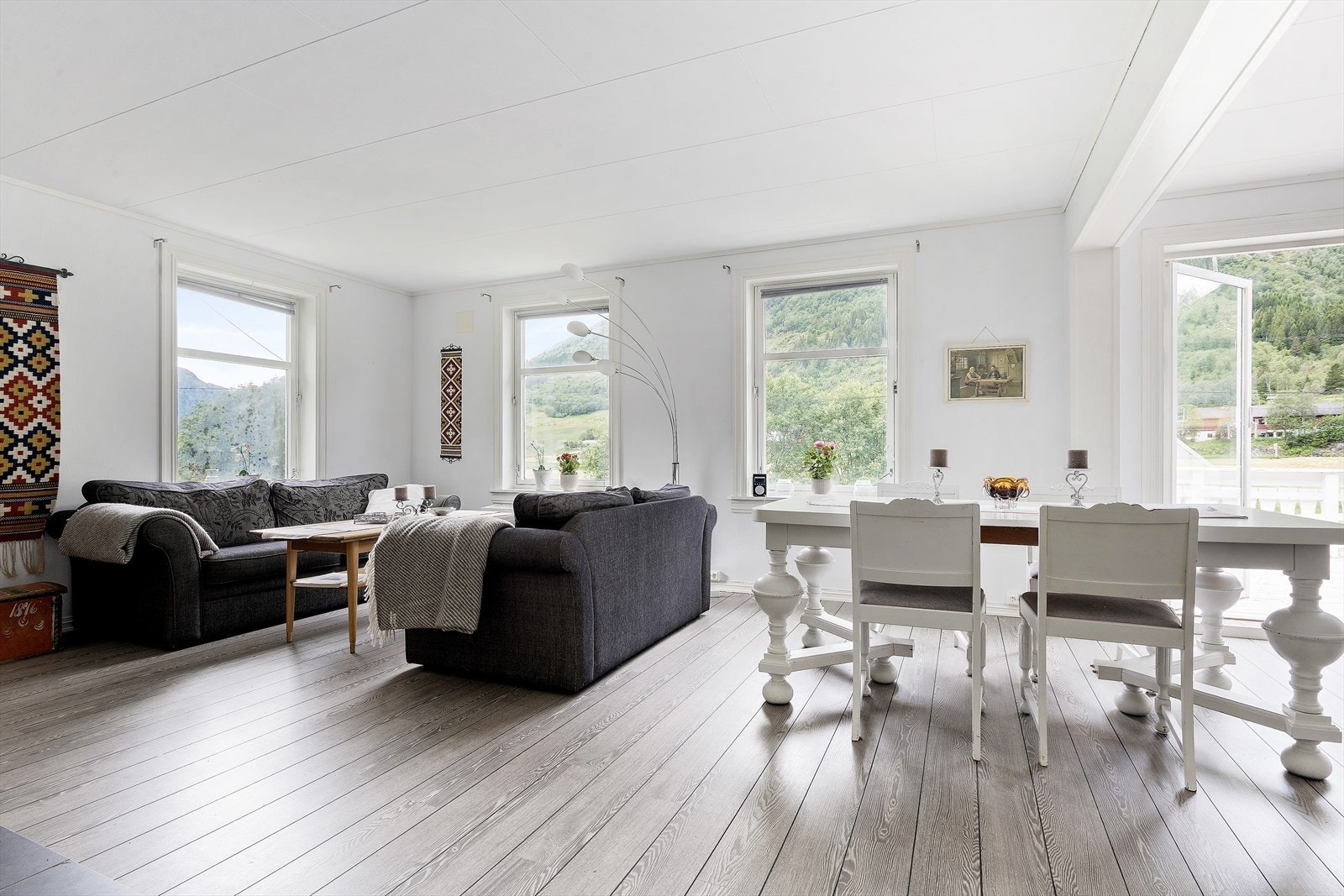 Koseleg stove med gode vindaugsflater og tilkomst til terrasse Galleribilde