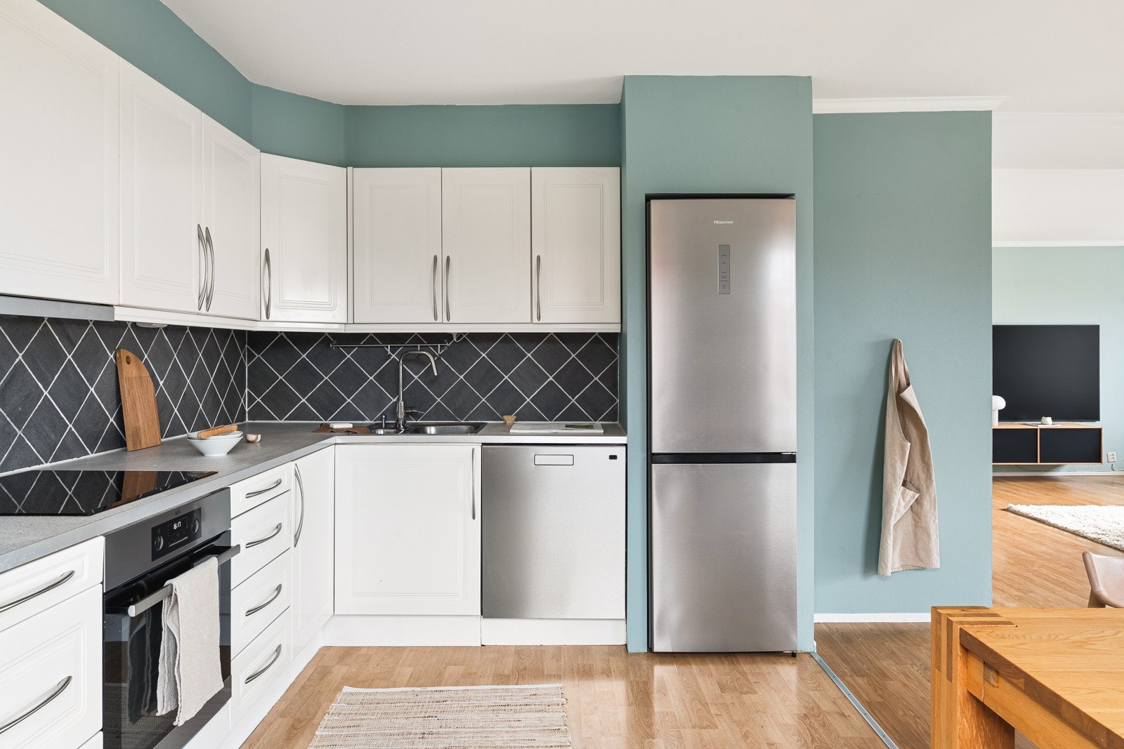 Velfungerende kjøkken med tidløse fargevalg og innredning fra ca. 2000. Galleribilde