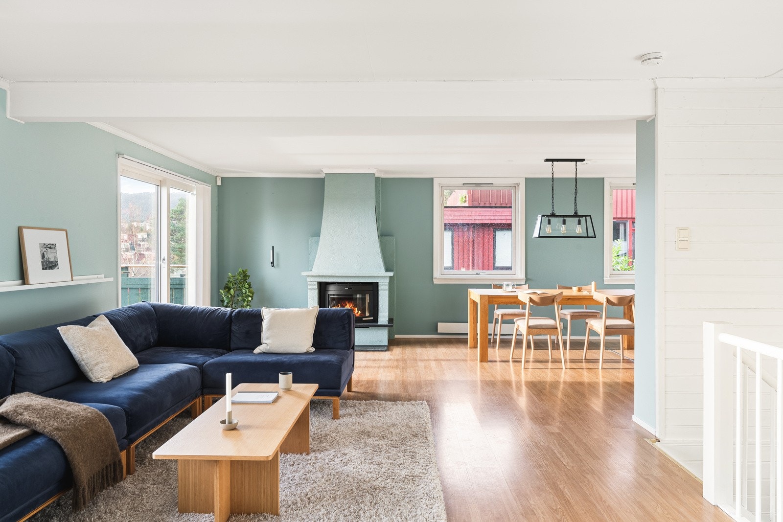 Stue og kjøkken måler totalt ca. 55 kvm. Galleribilde