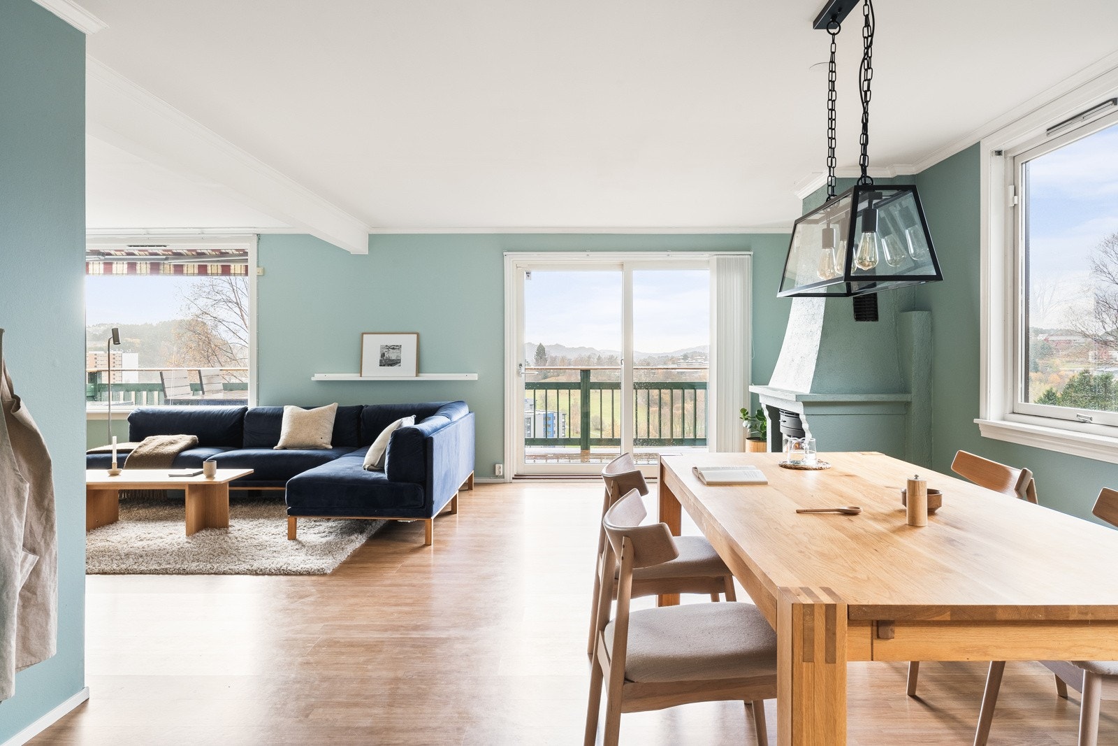 Et innholdsrikt rekkehus med barnevennlig beliggenhet og garasje i populære Fyllingsdalen. Fantastisk hage og uteområder. Galleribilde