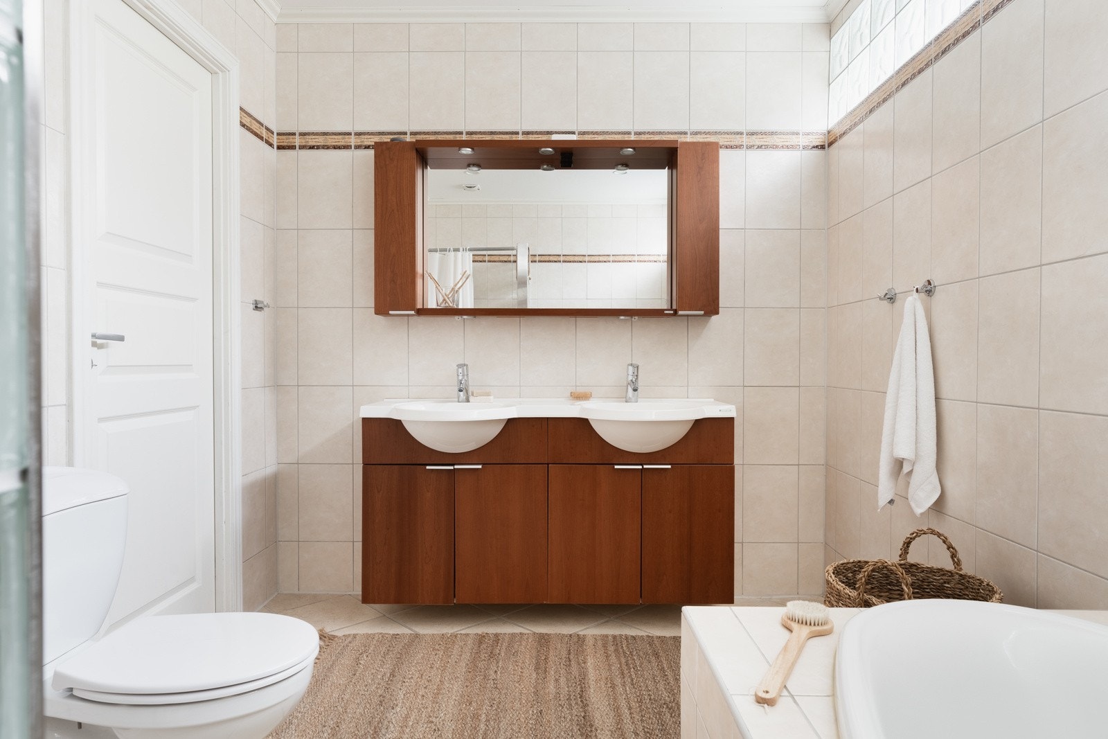 Inneholder toalett, badekar m/ dusj, servant og tilhørende møbel. Galleribilde