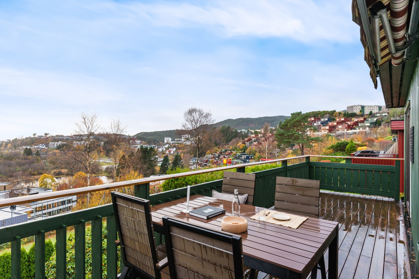 Fra stuen er det utgang til en sydvest-vendt altan på ca. 18 kvm. Galleribilde