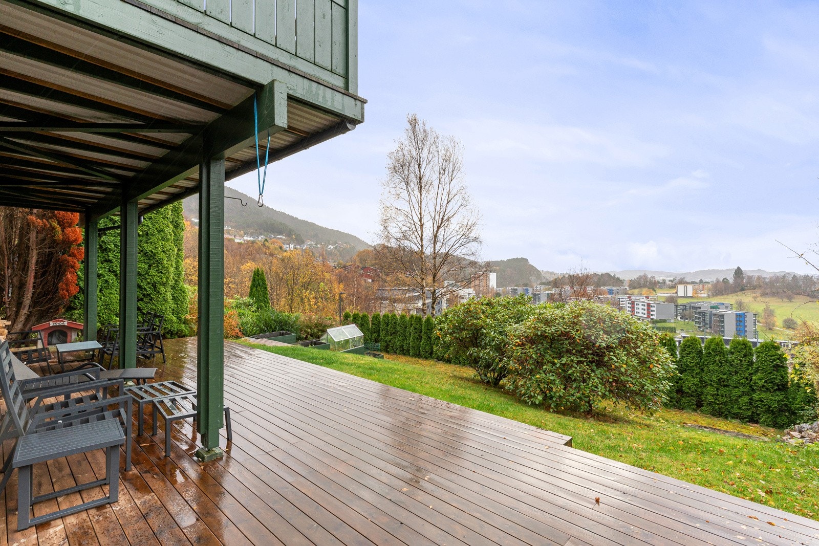 Nede er det også utgang til en stor terrasse på nærmere 55 kvm. Galleribilde