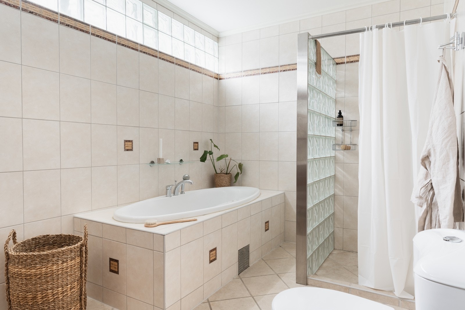 Helfliset bad med varme i gulv og malt tak. Galleribilde