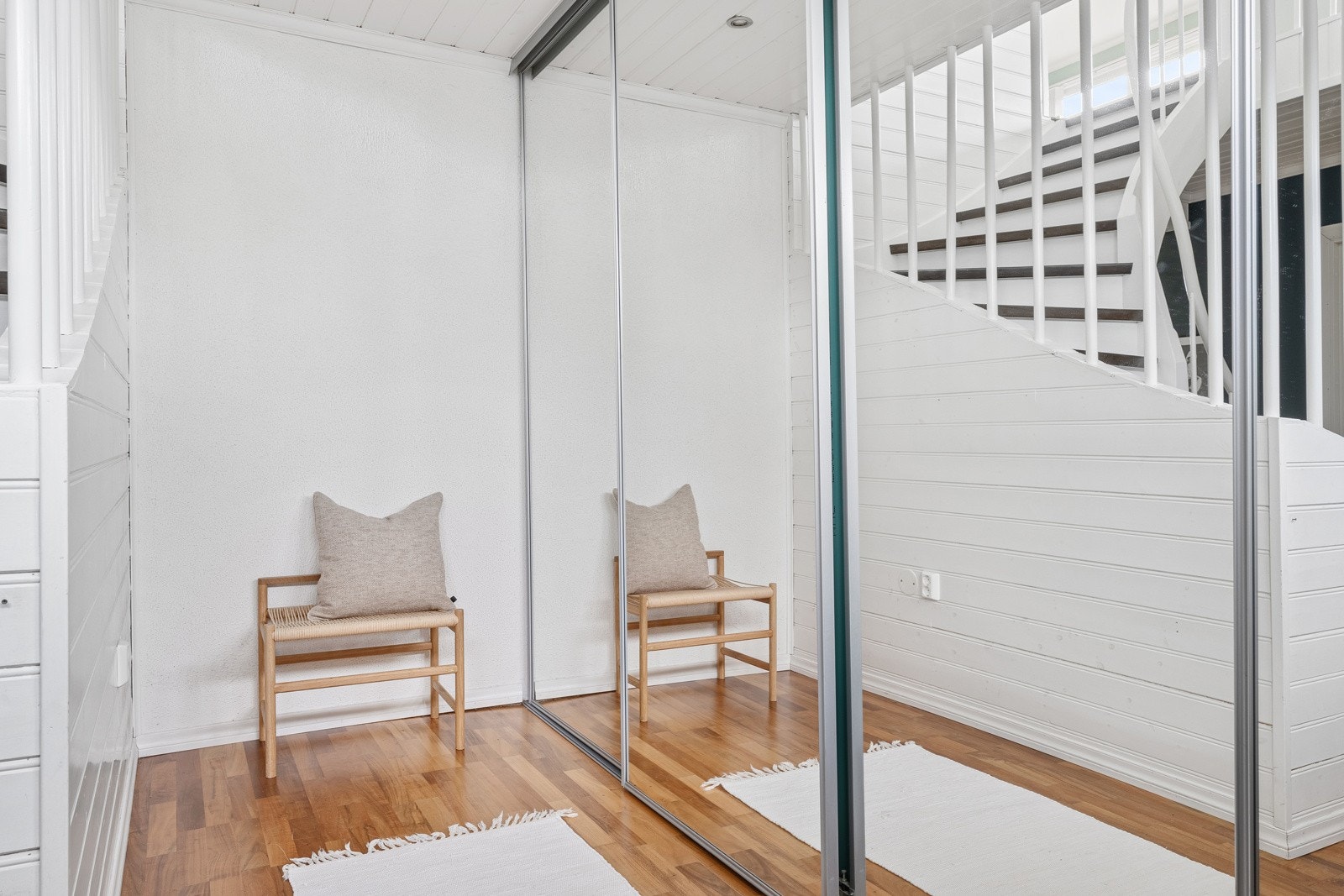 Velkommen inn! Lys og trivelig gang med skyvedørsgarderobe. Galleribilde