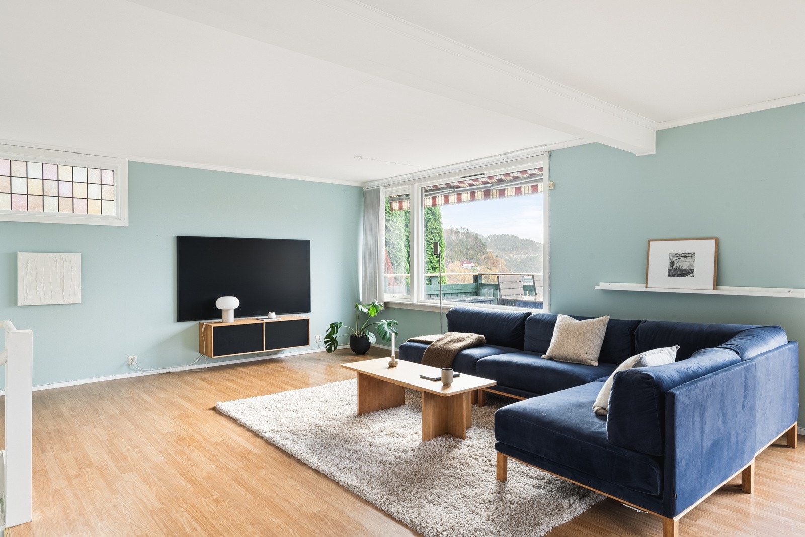 Stuen har en praktisk planløsning som er enkel å møblere. Galleribilde