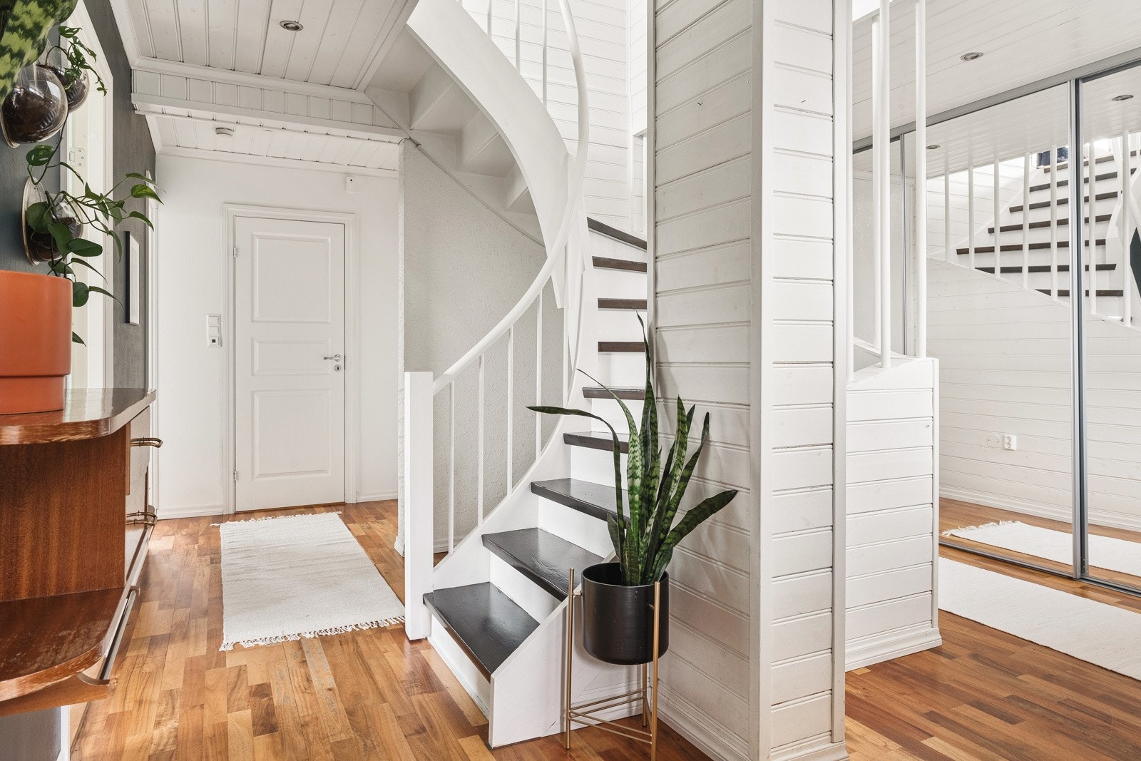 Denne etasjen inneholder 2 soverom, bad og vaskerom med ekstra toalett. Galleribilde