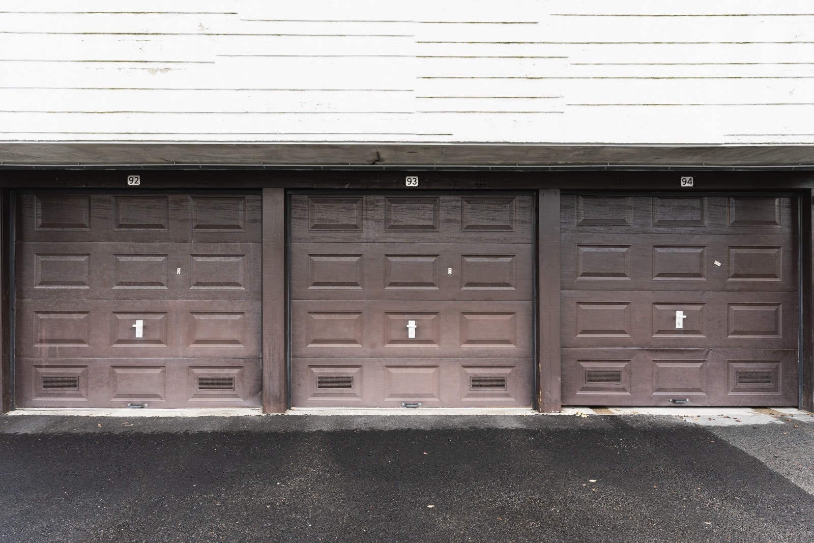 Boligen disponerer garasje 93 i denne garasjerekken. Opplegg for elbil-lader. Galleribilde